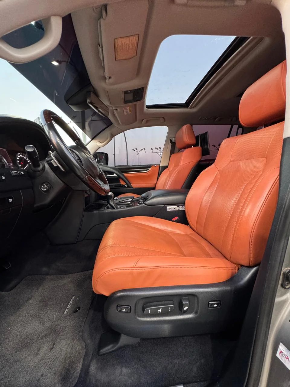 2016 Lexus LX570 photo 2