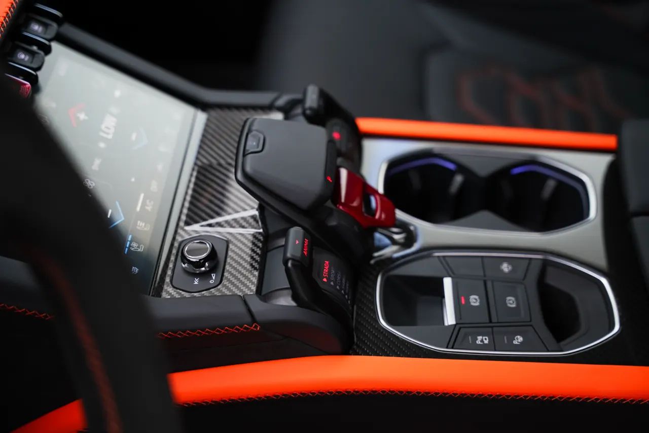 2025 Lamborghini Urus photo 4