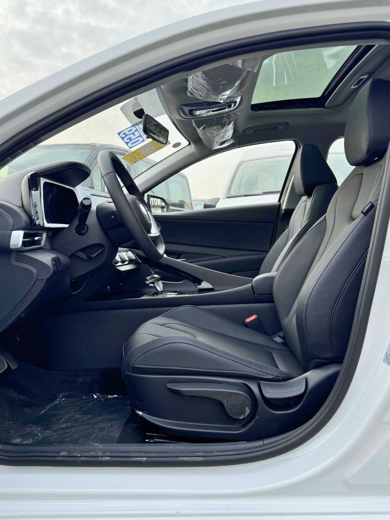 2025 Hyundai Elantra photo 2
