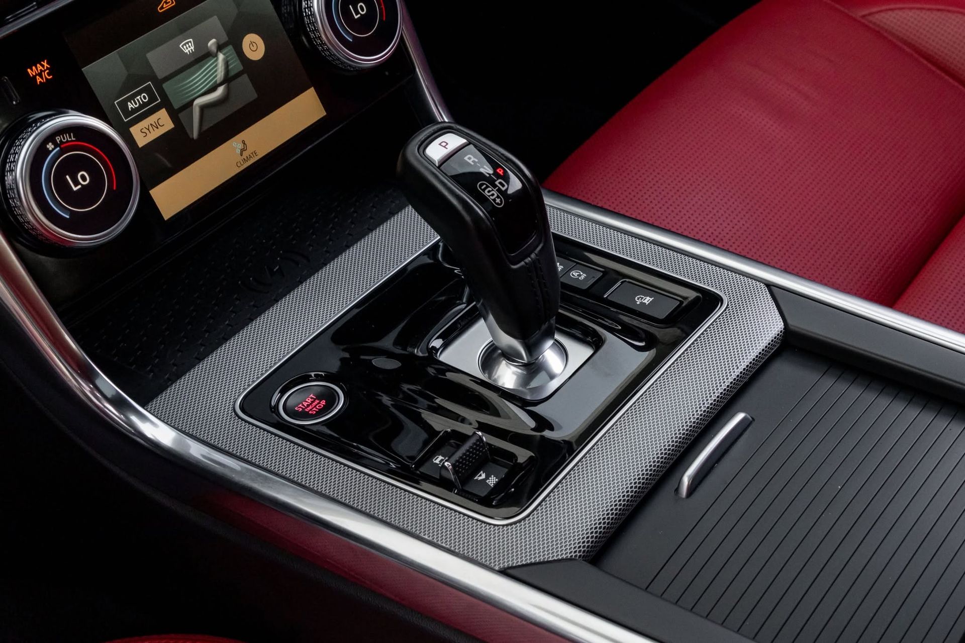 2021 Jaguar XE photo 4