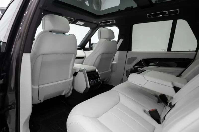 2025 Land Rover Range Rover photo 4