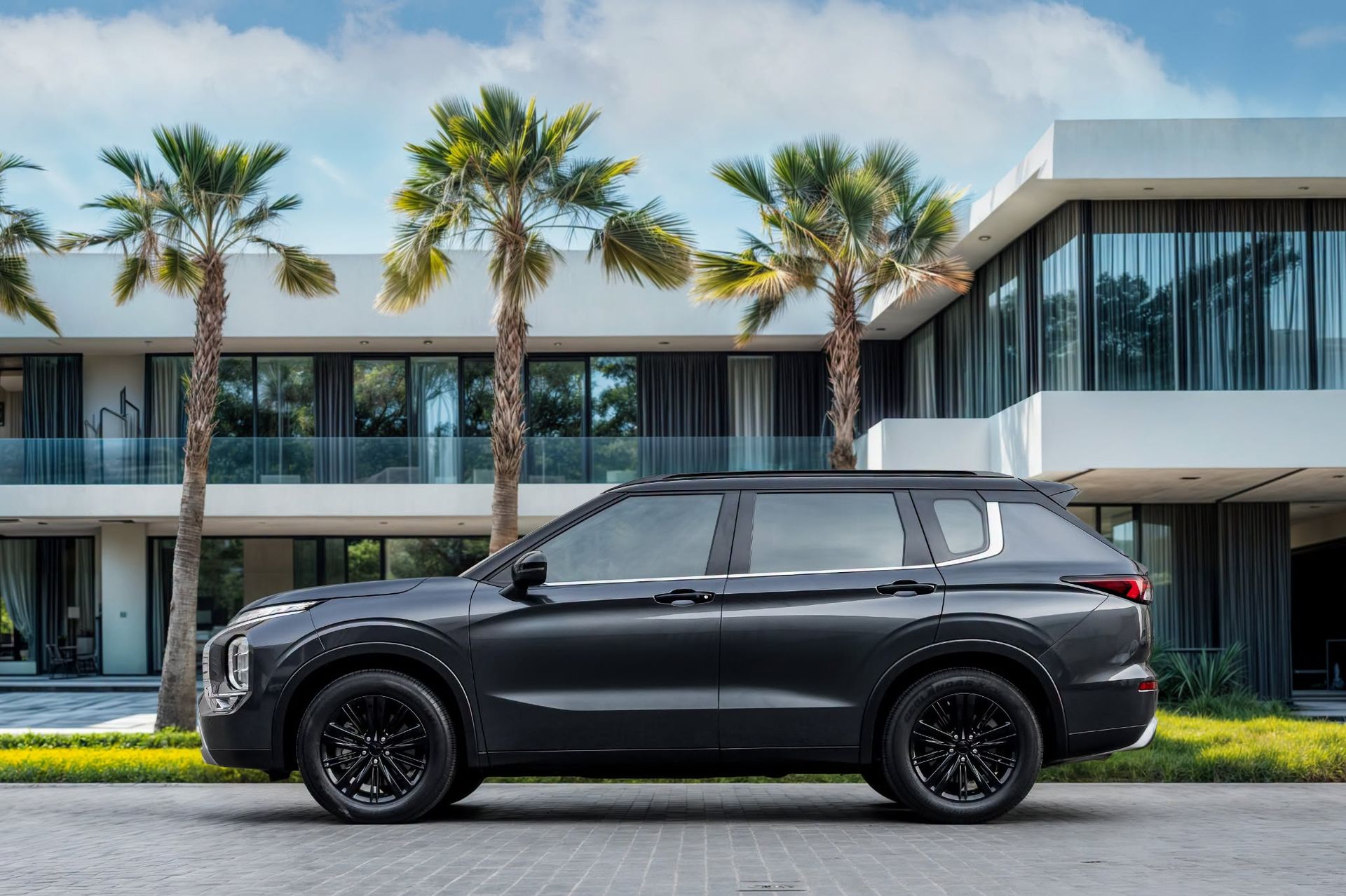 2025 Mitsubishi Outlander photo 2