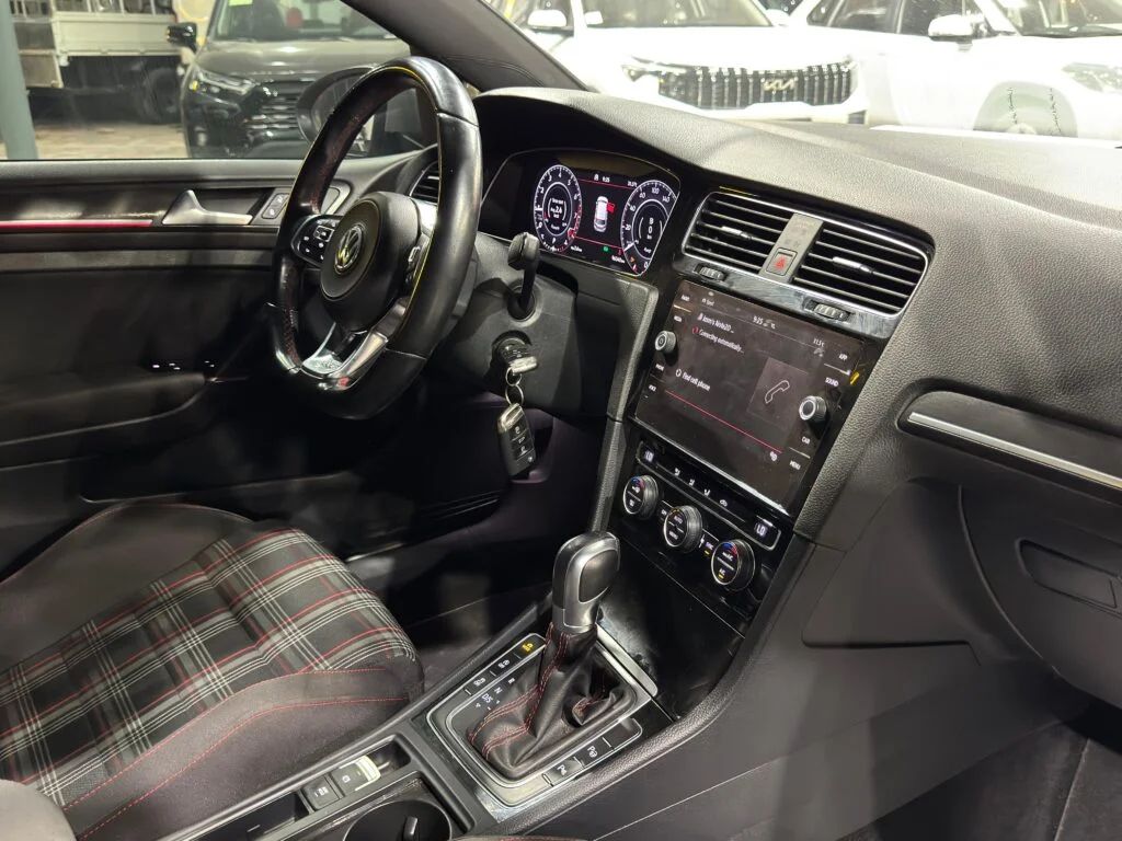 2019 Volkswagen Golf photo 2