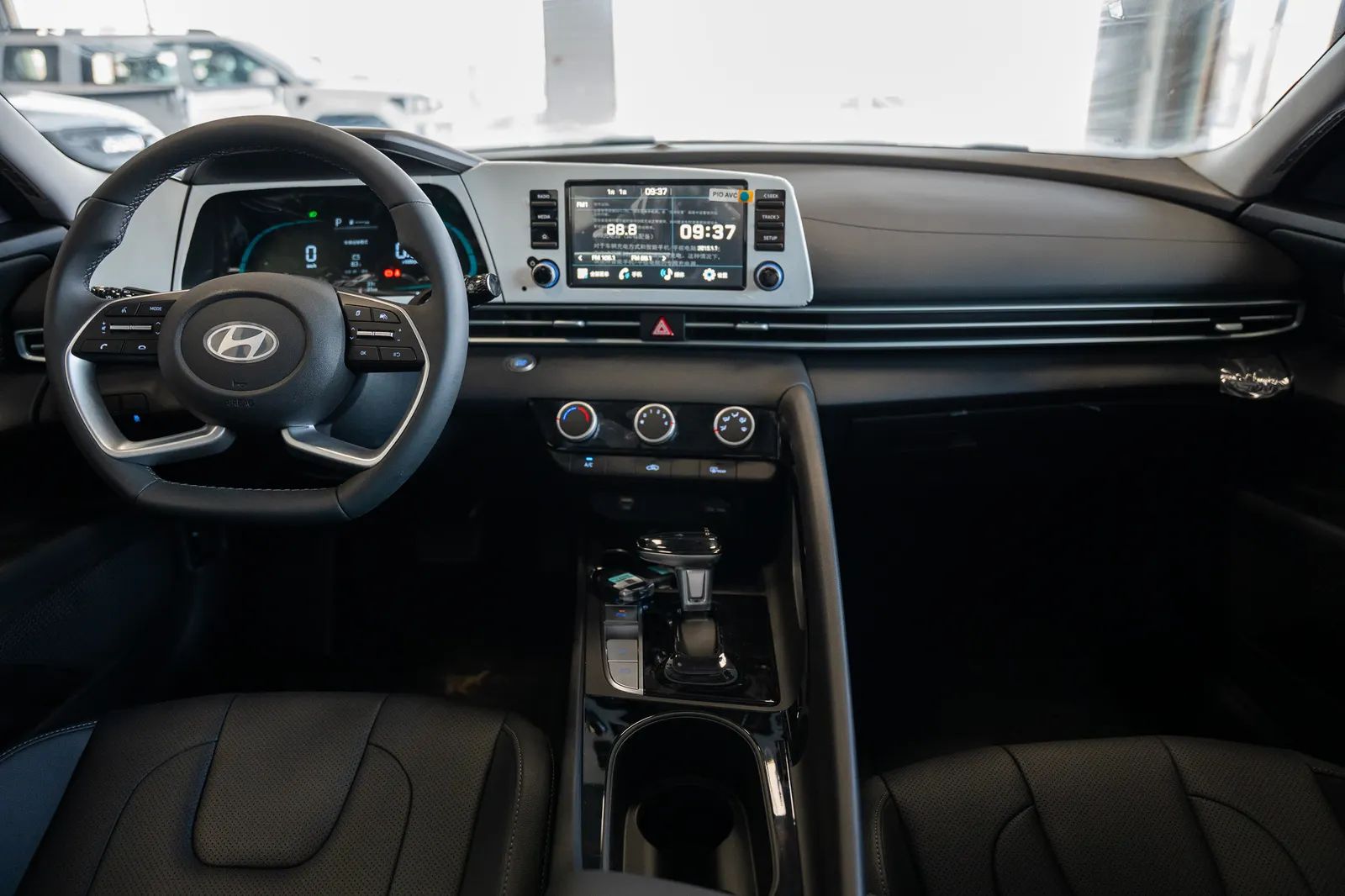 2025 Hyundai Elantra photo 2