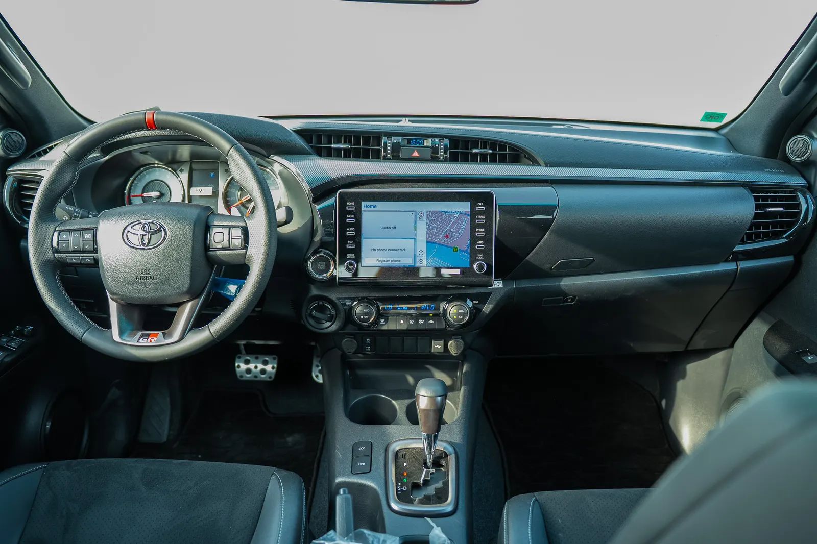 2024 Toyota Hilux photo 2