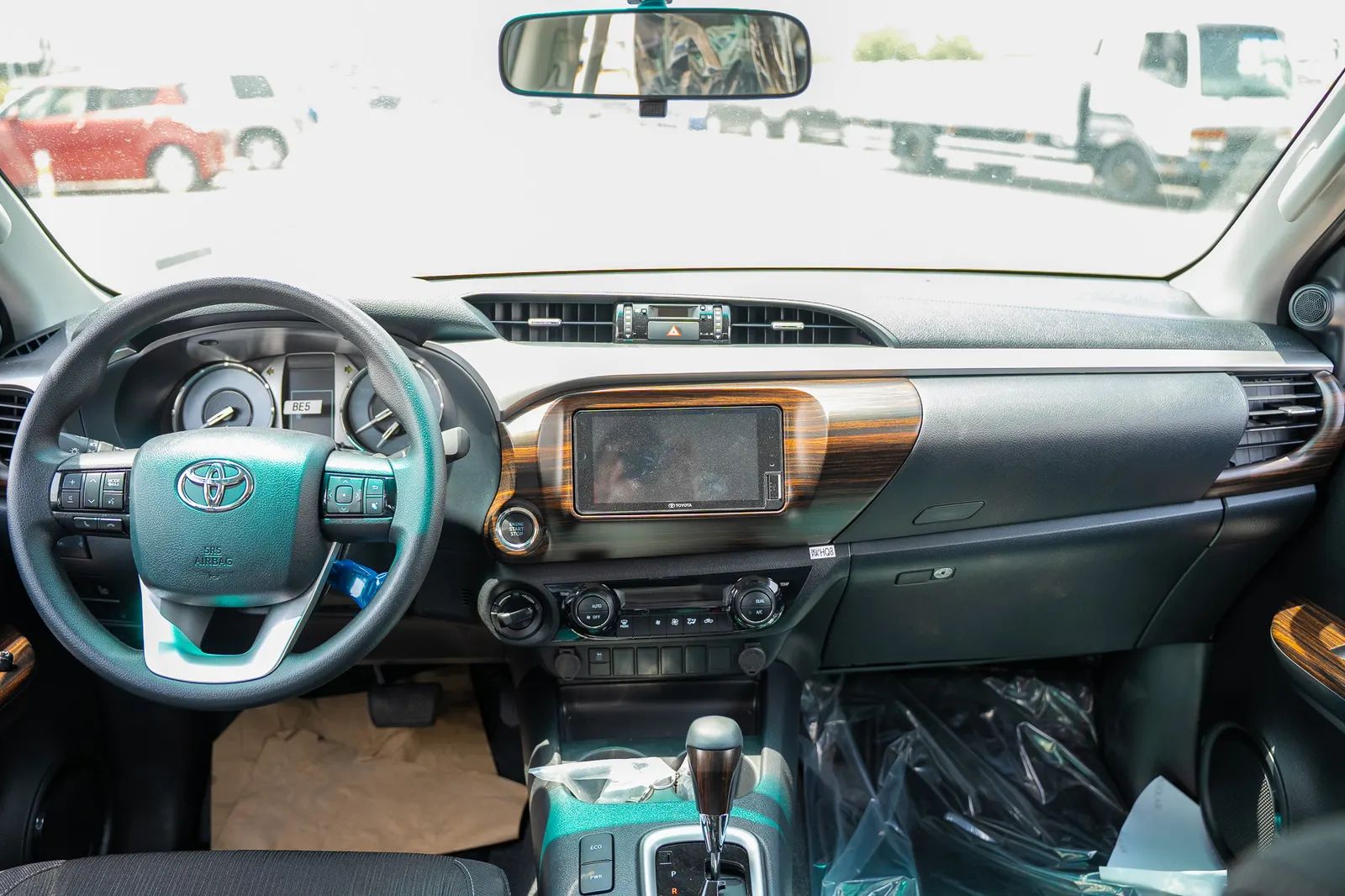 2025 Toyota Hilux photo 2