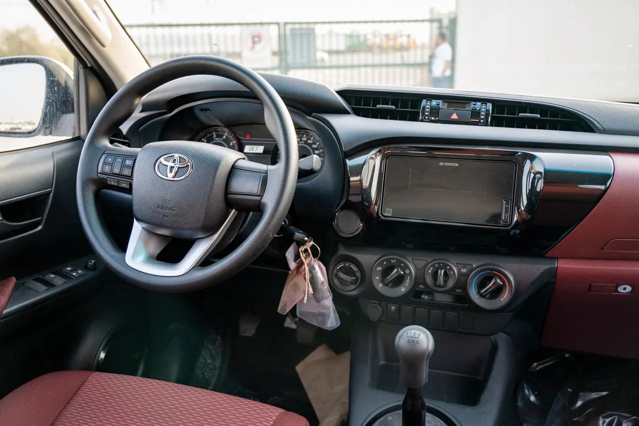 2025 Toyota Hilux photo 2