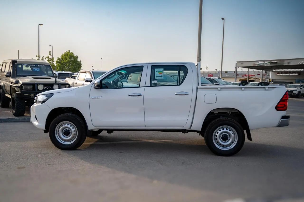 2025 Toyota Hilux photo 3