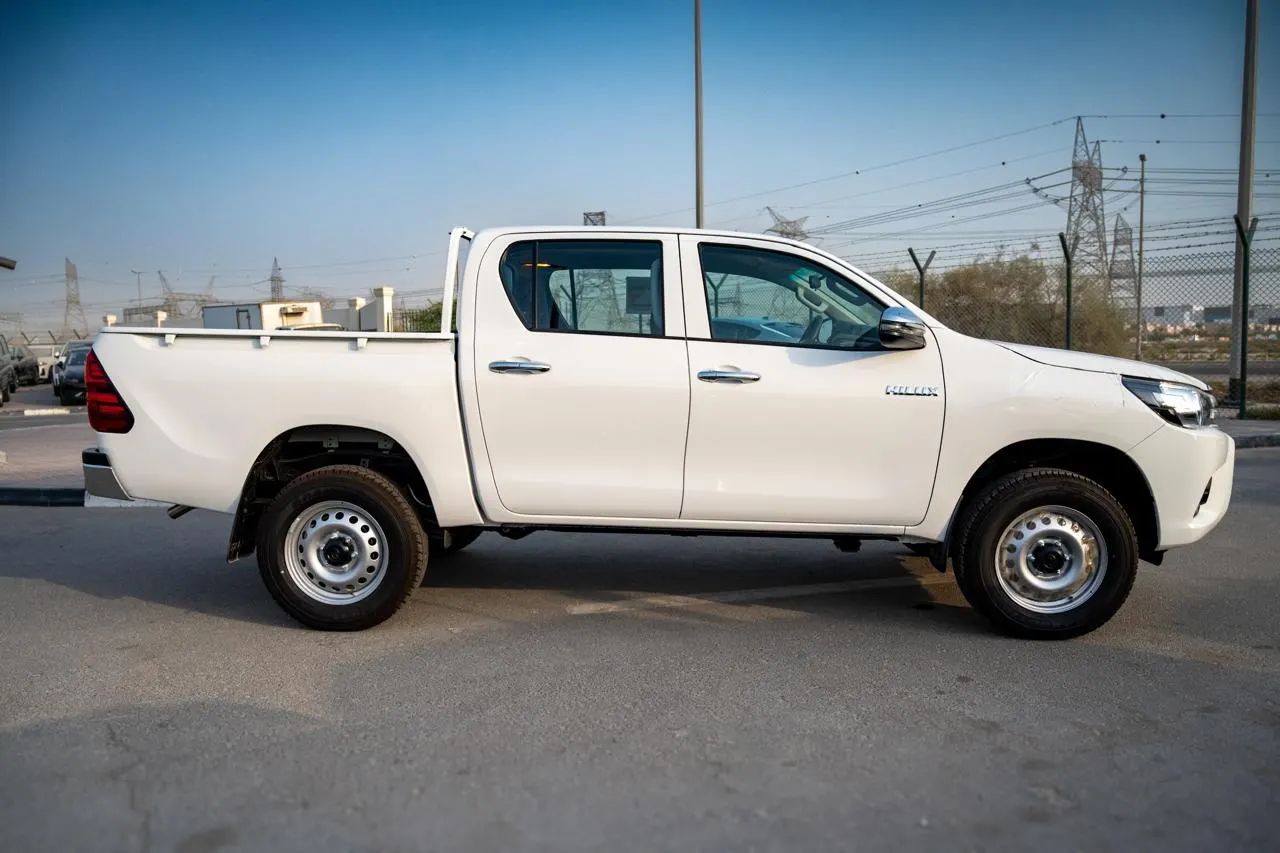 2025 Toyota Hilux photo 4