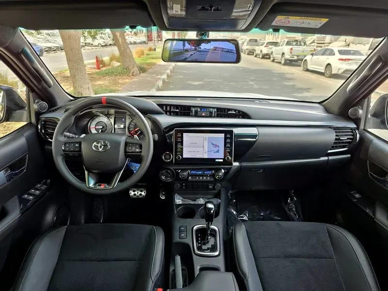 2025 Toyota Hilux photo 2