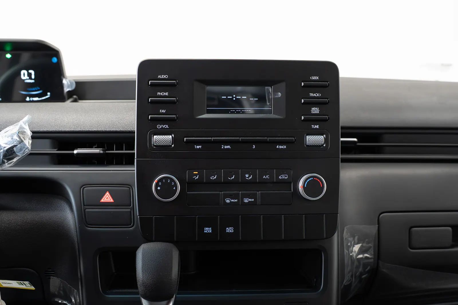 2025 Hyundai Staria photo 2