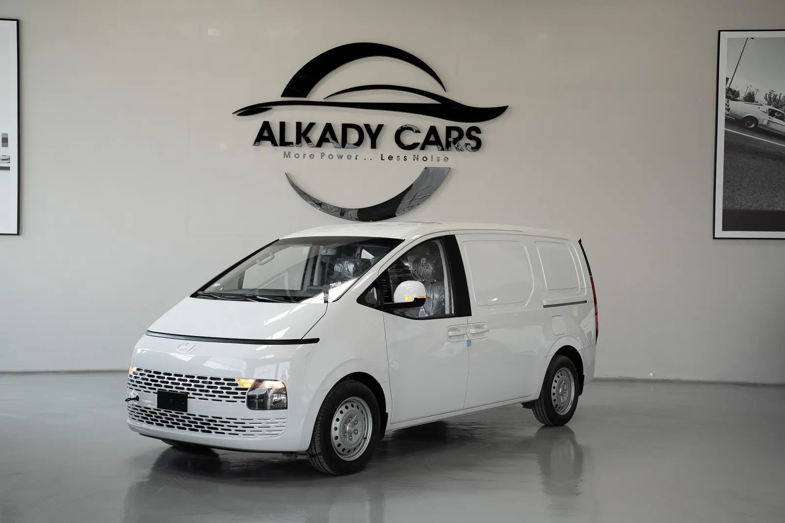 2025 Hyundai Staria photo 3