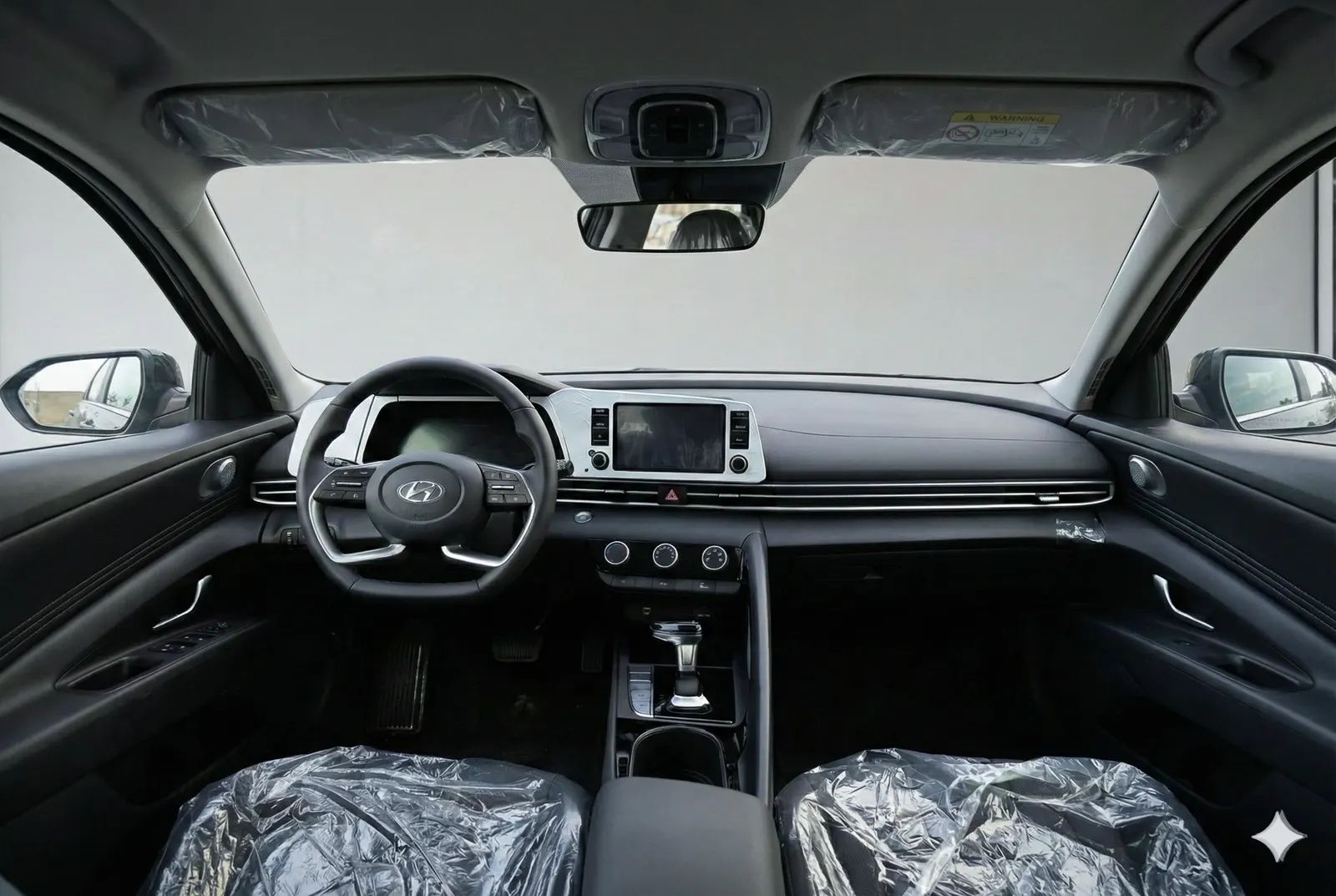2025 Hyundai Elantra photo 2