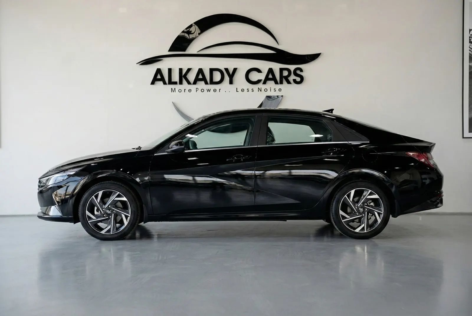 2025 Hyundai Elantra photo 4