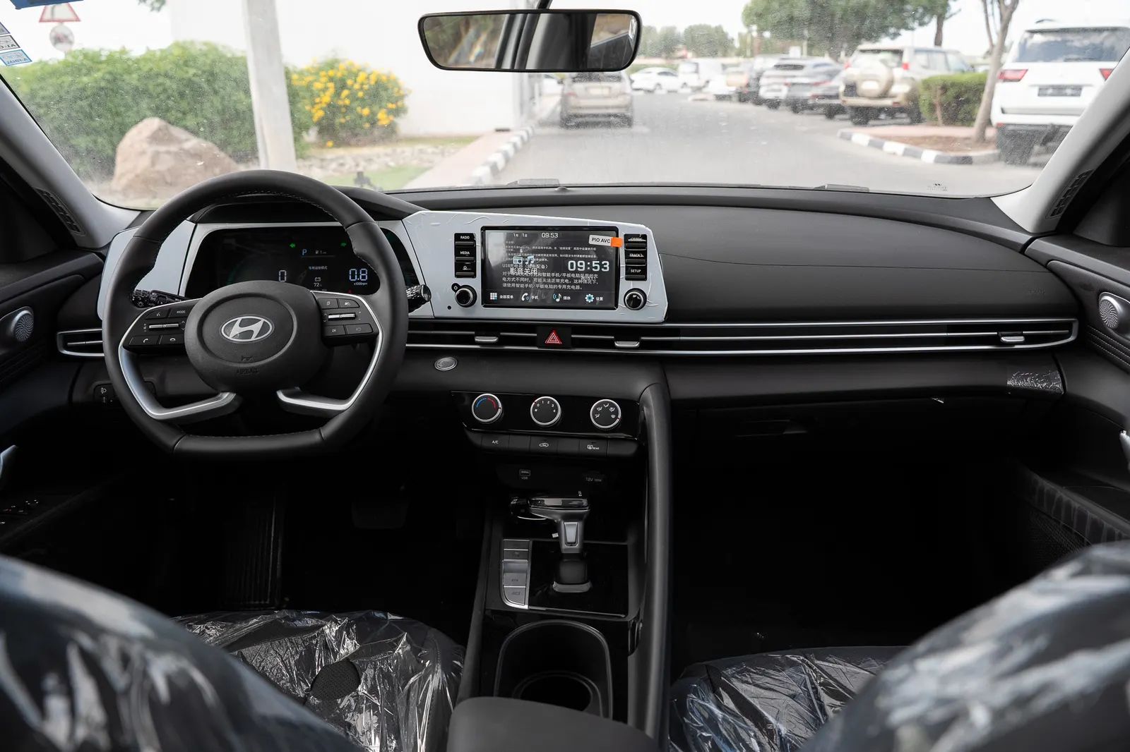 2025 Hyundai Elantra photo 2