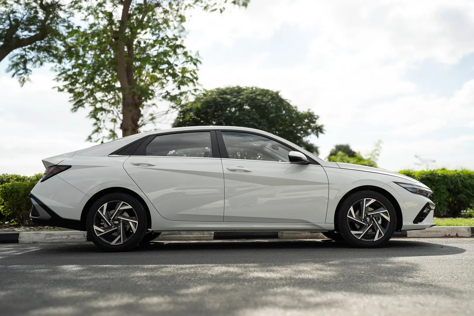 2025 Hyundai Elantra photo 3
