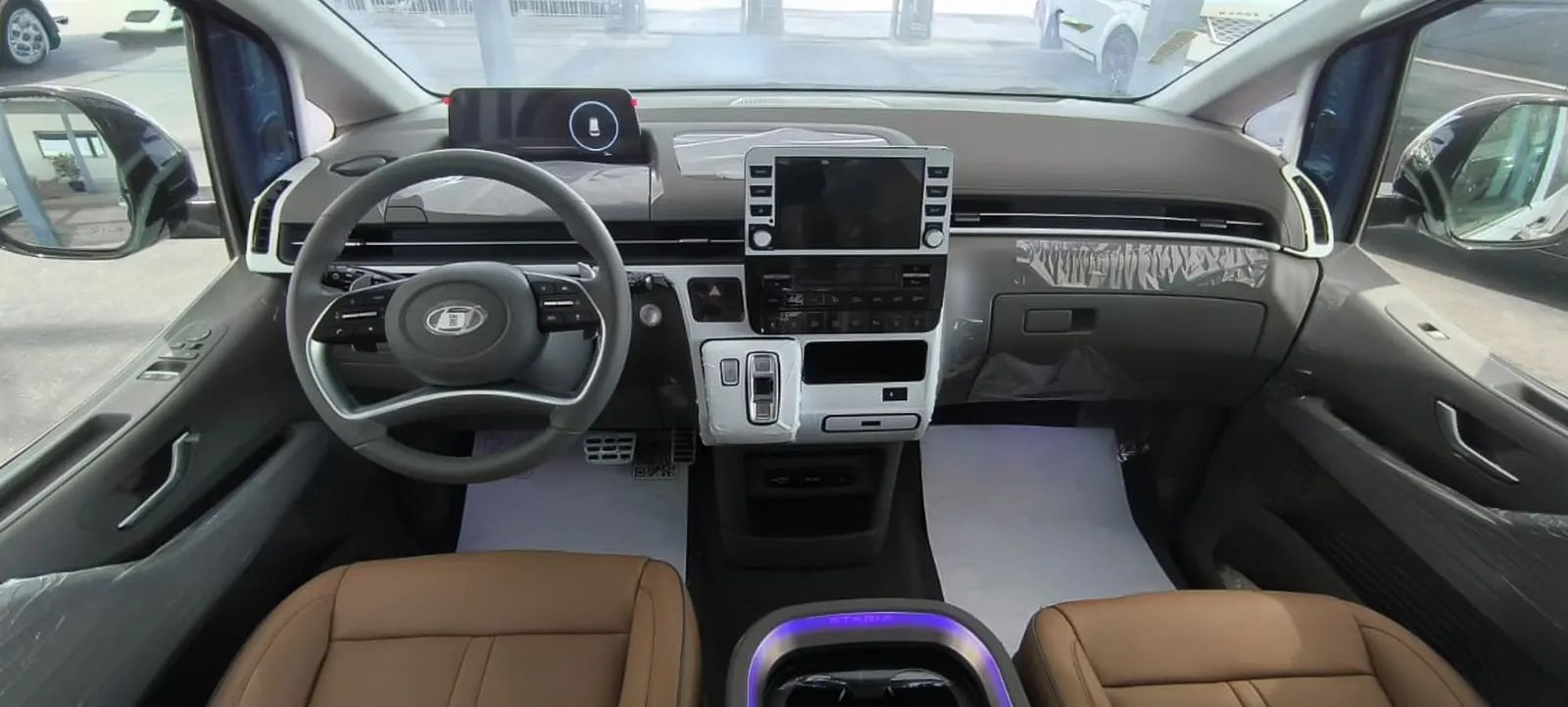 2026 Hyundai Staria photo 2