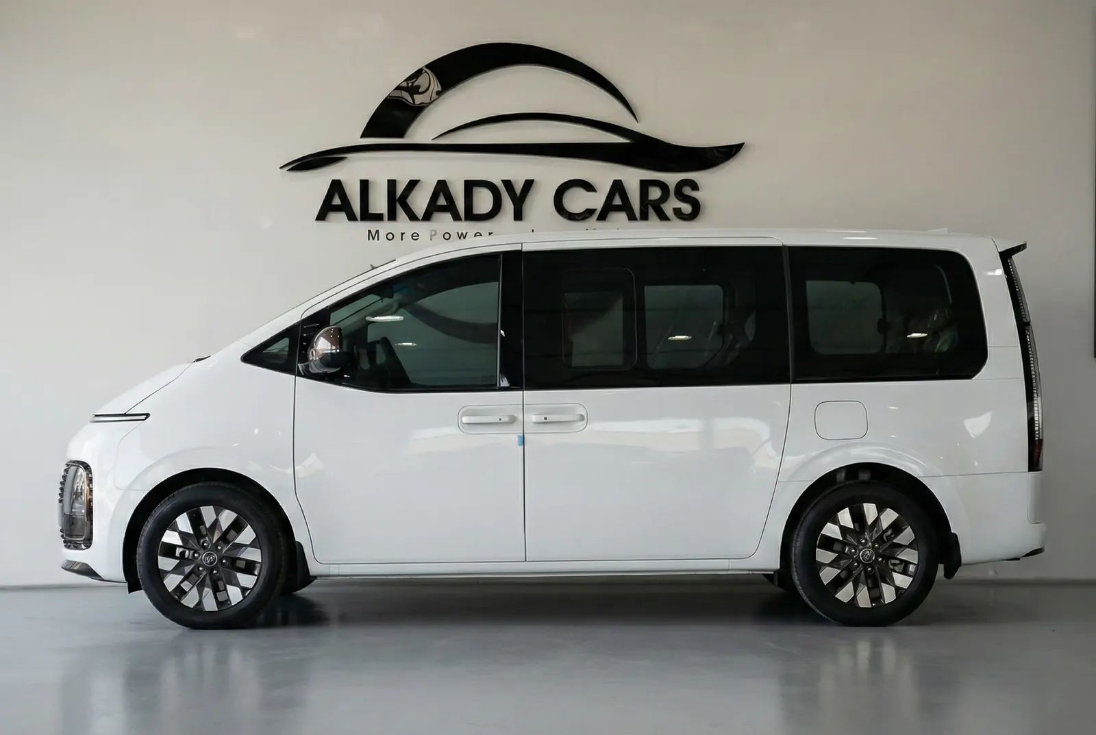2026 Hyundai Staria photo 3