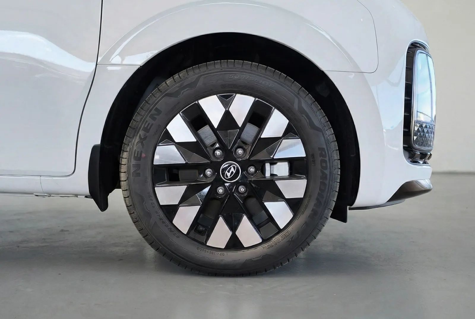 2026 Hyundai Staria photo 5