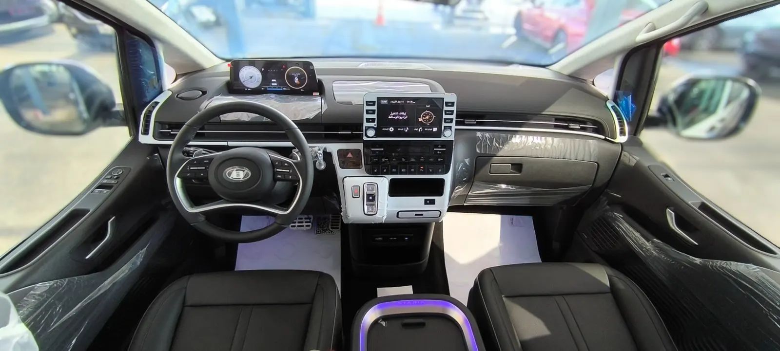 2025 Hyundai Staria photo 2