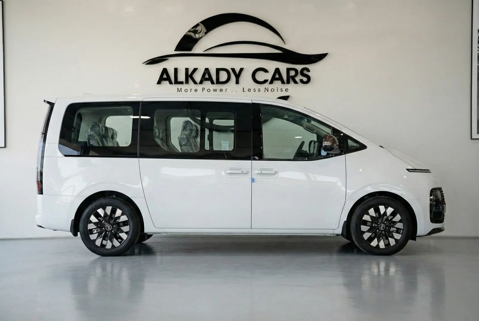 2025 Hyundai Staria photo 3