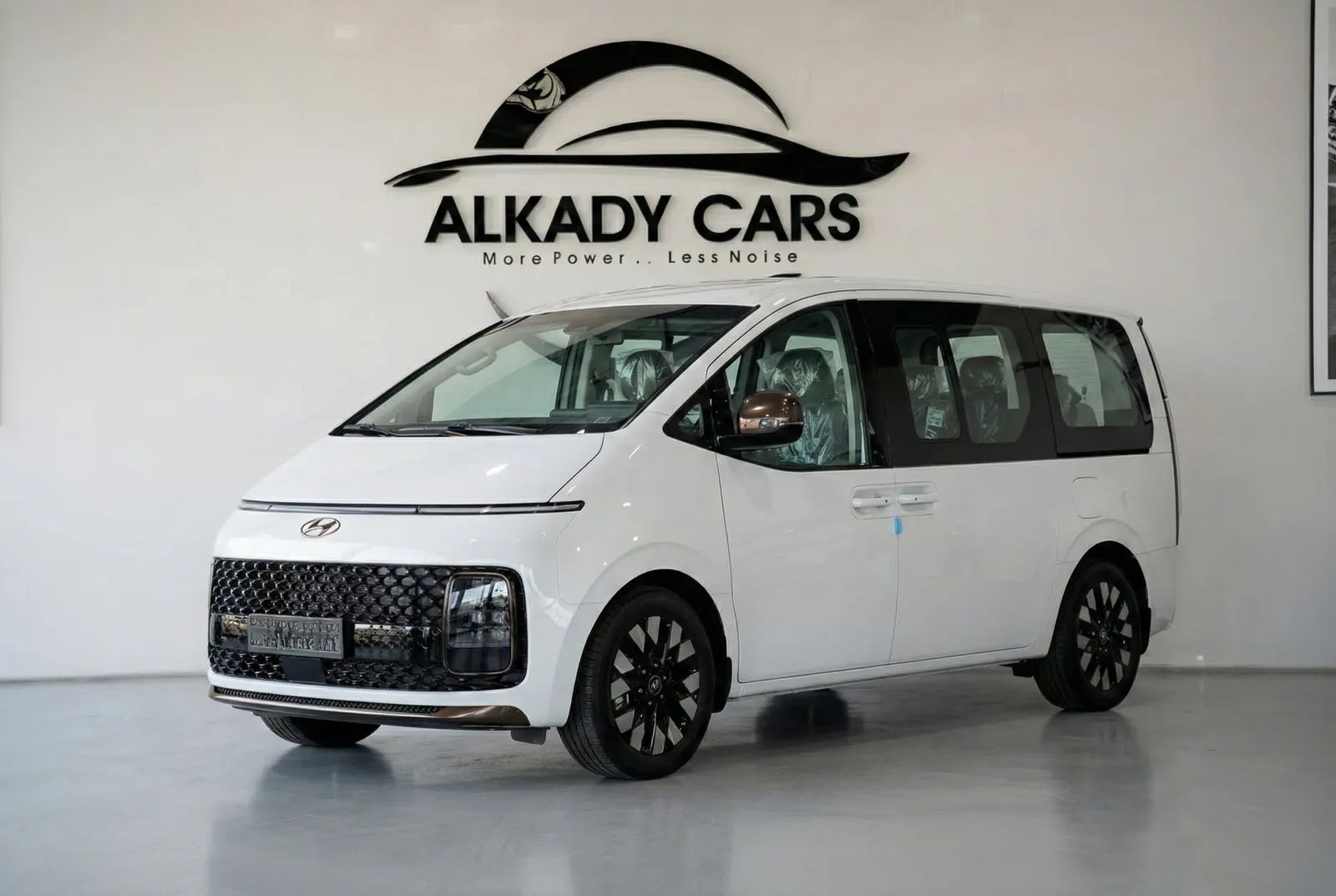2025 Hyundai Staria photo 4