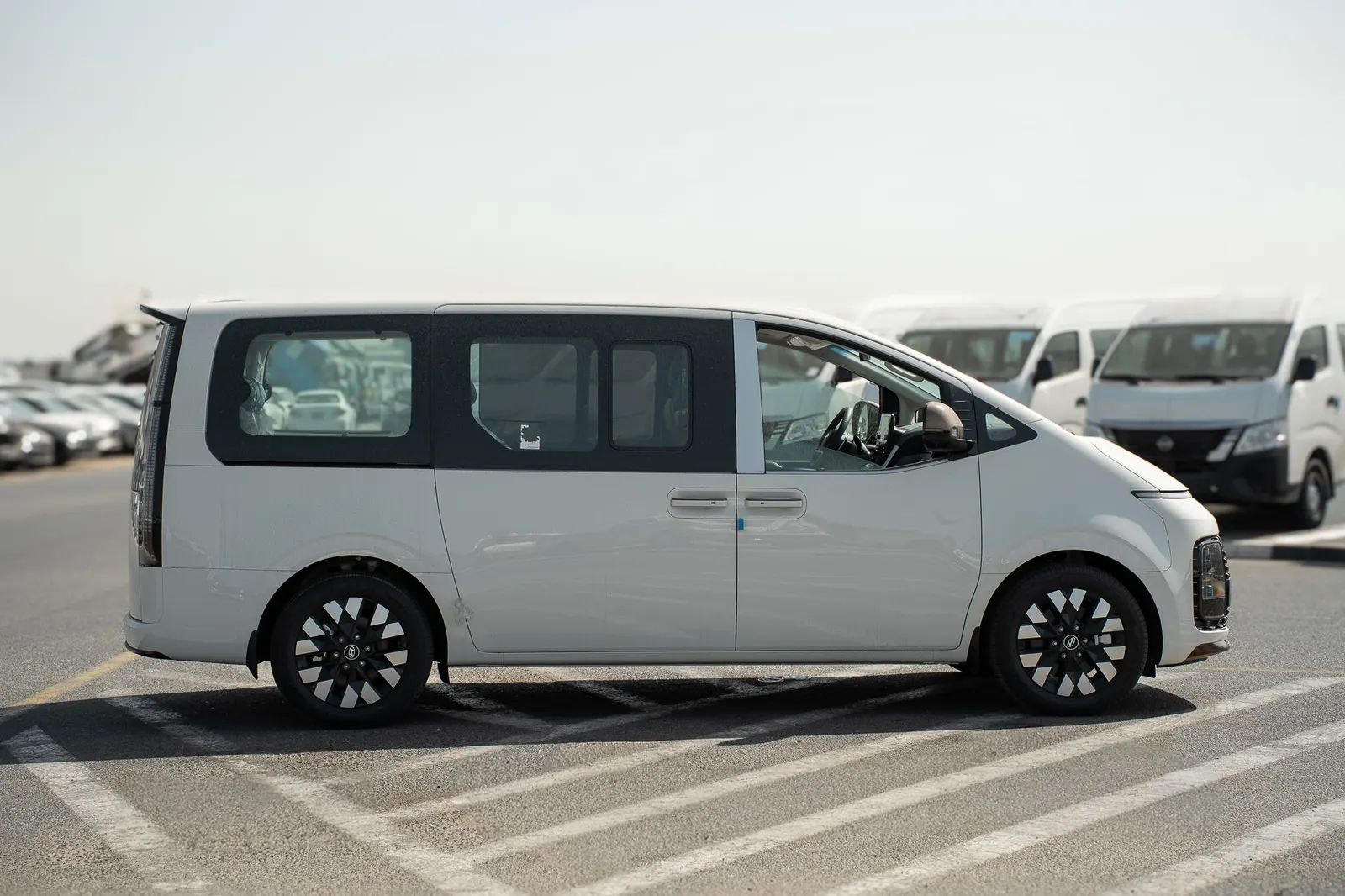 2026 Hyundai Staria photo 4