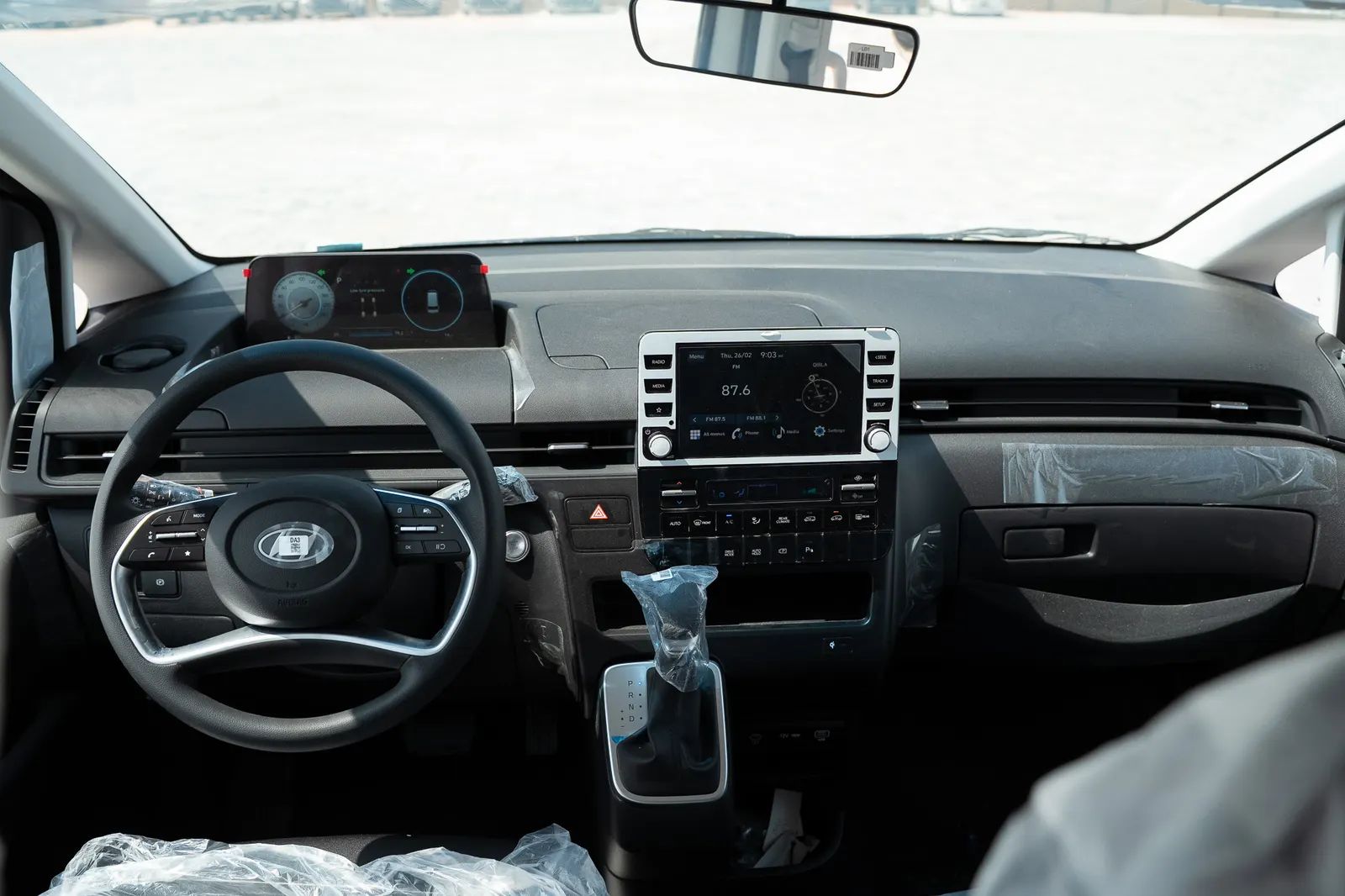 2025 Hyundai Staria photo 2