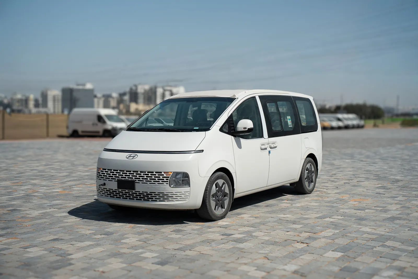 2025 Hyundai Staria photo 3