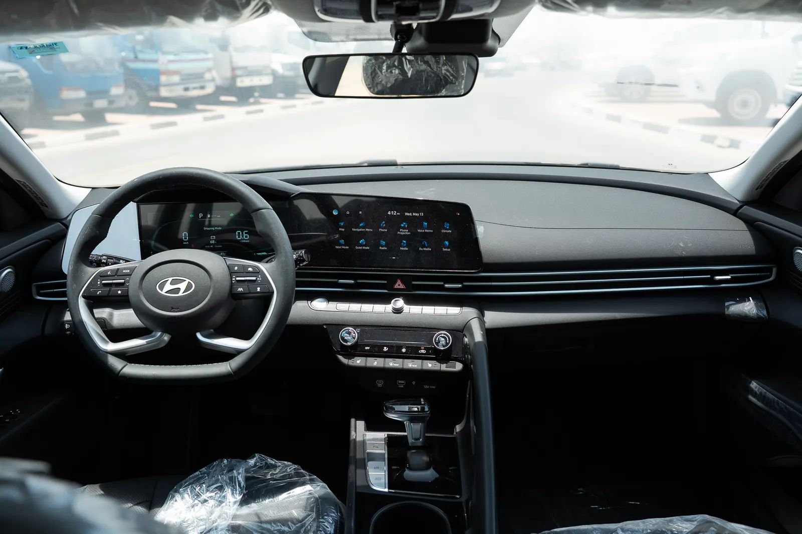 2025 Hyundai Elantra photo 2