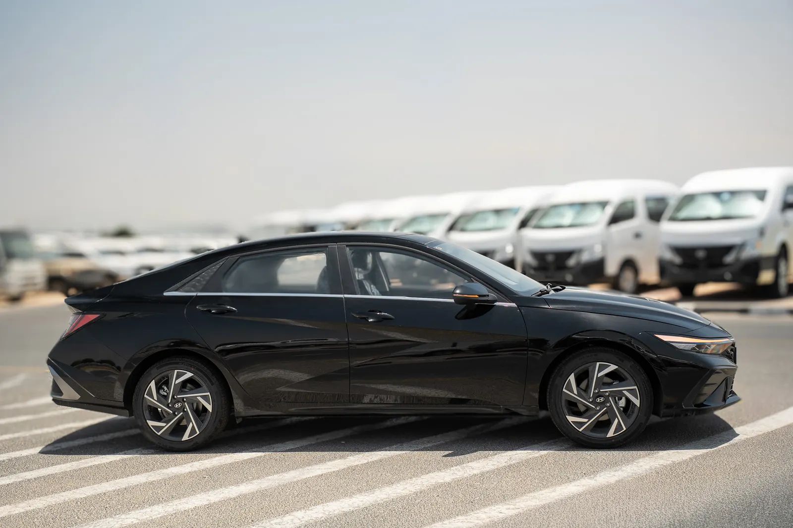 2025 Hyundai Elantra photo 3