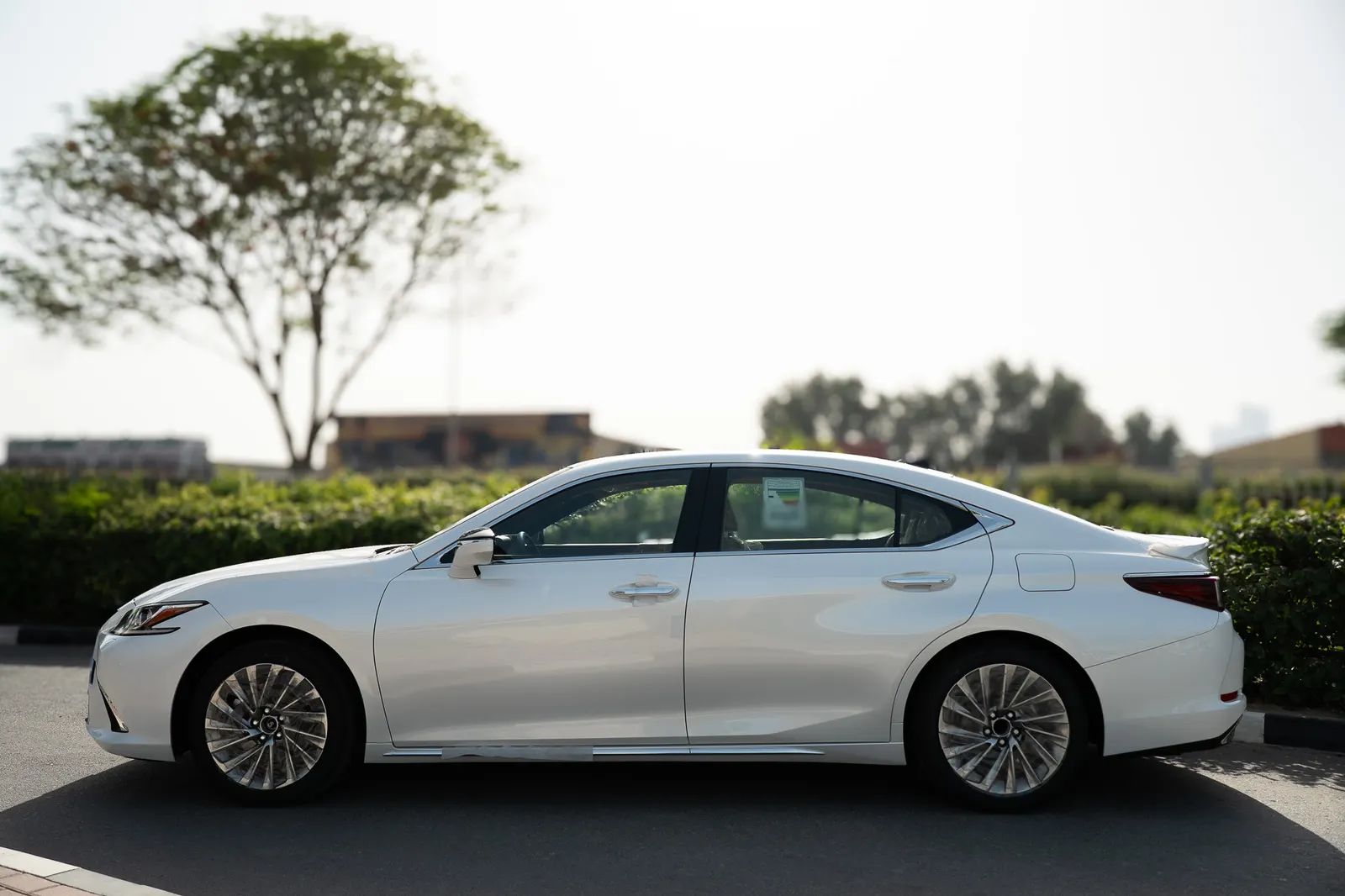 2025 Lexus ES photo 3