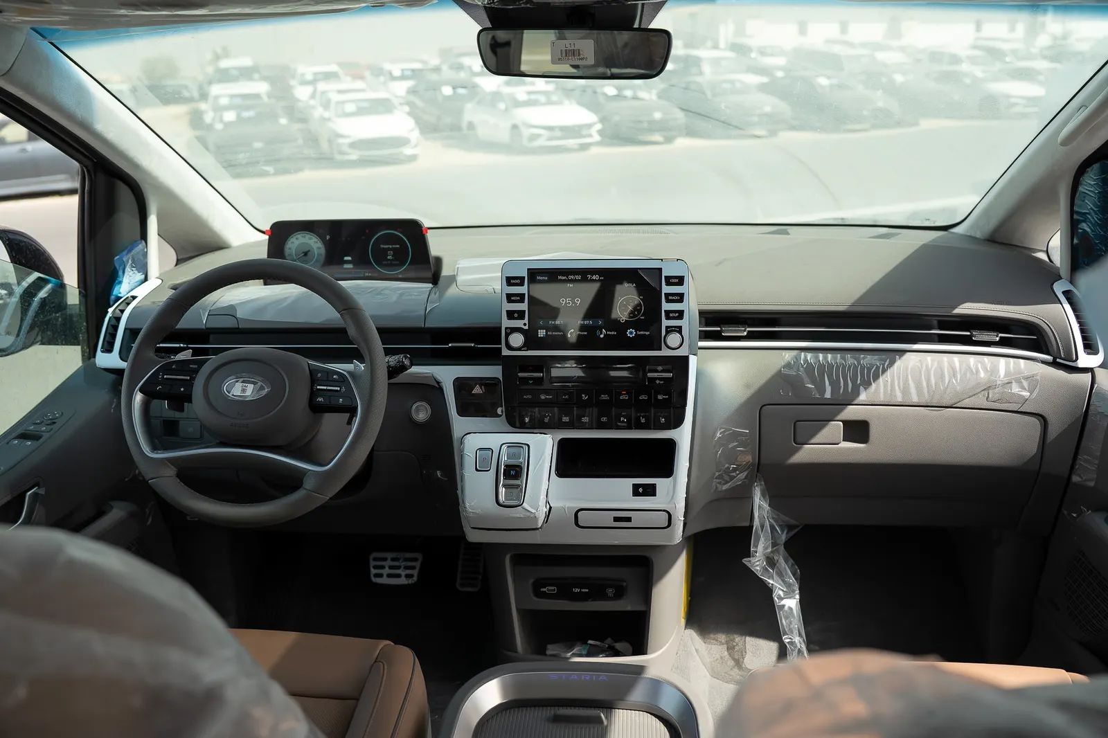 2026 Hyundai Staria photo 2