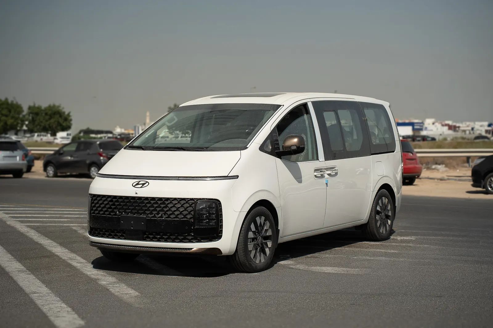 2026 Hyundai Staria photo 3