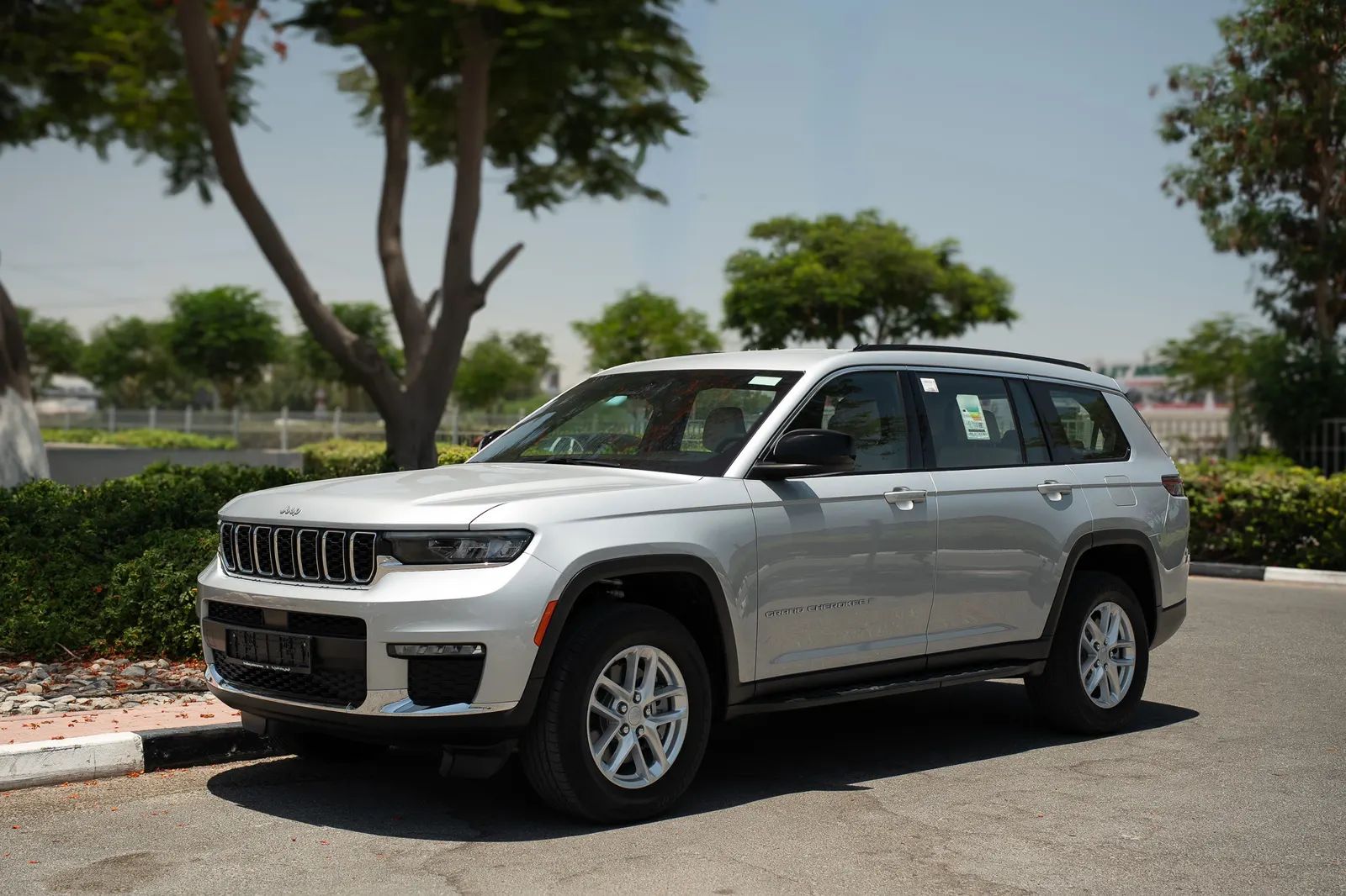 2025 Jeep Grand Cherokee photo 3