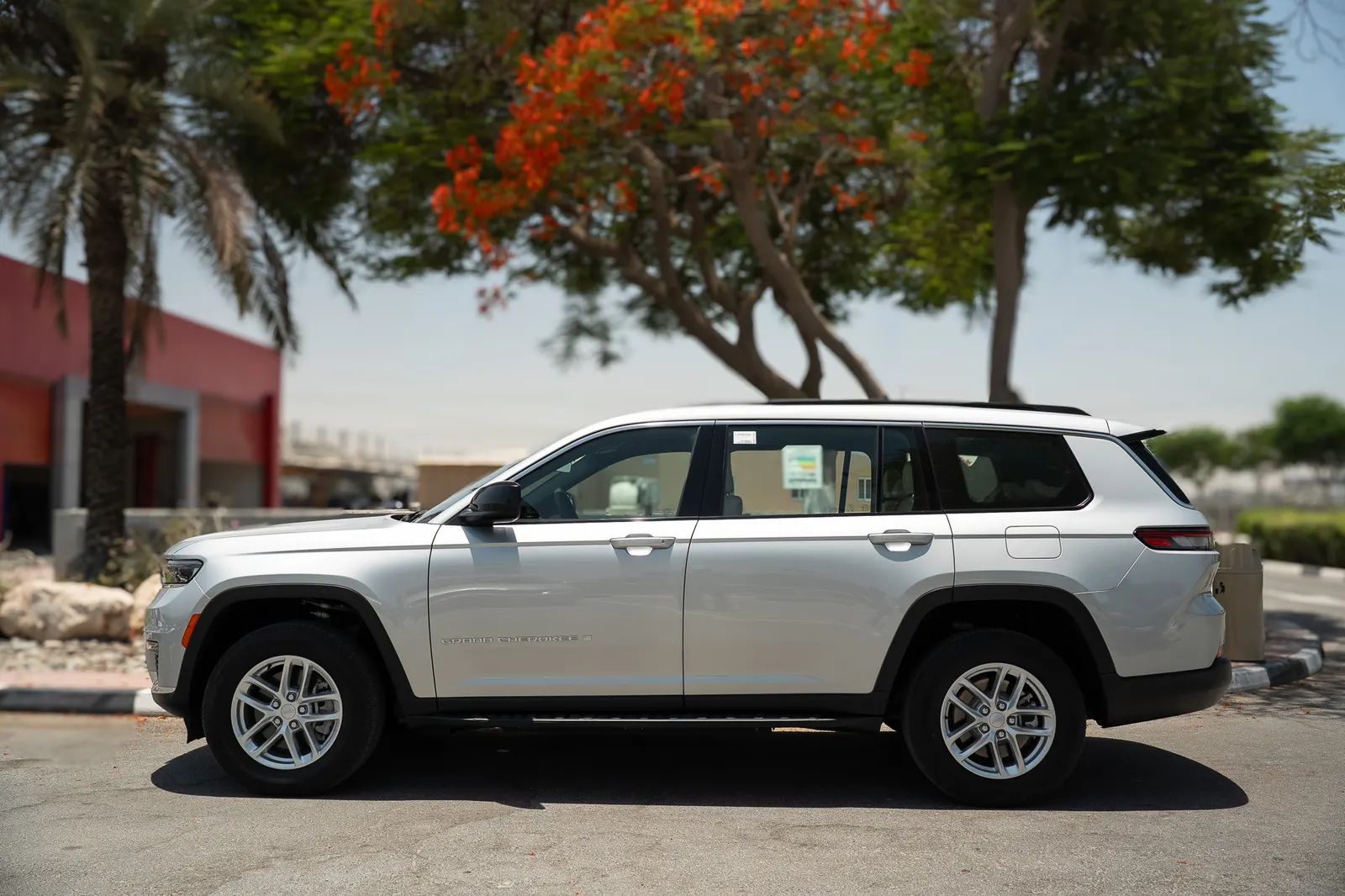 2025 Jeep Grand Cherokee photo 4