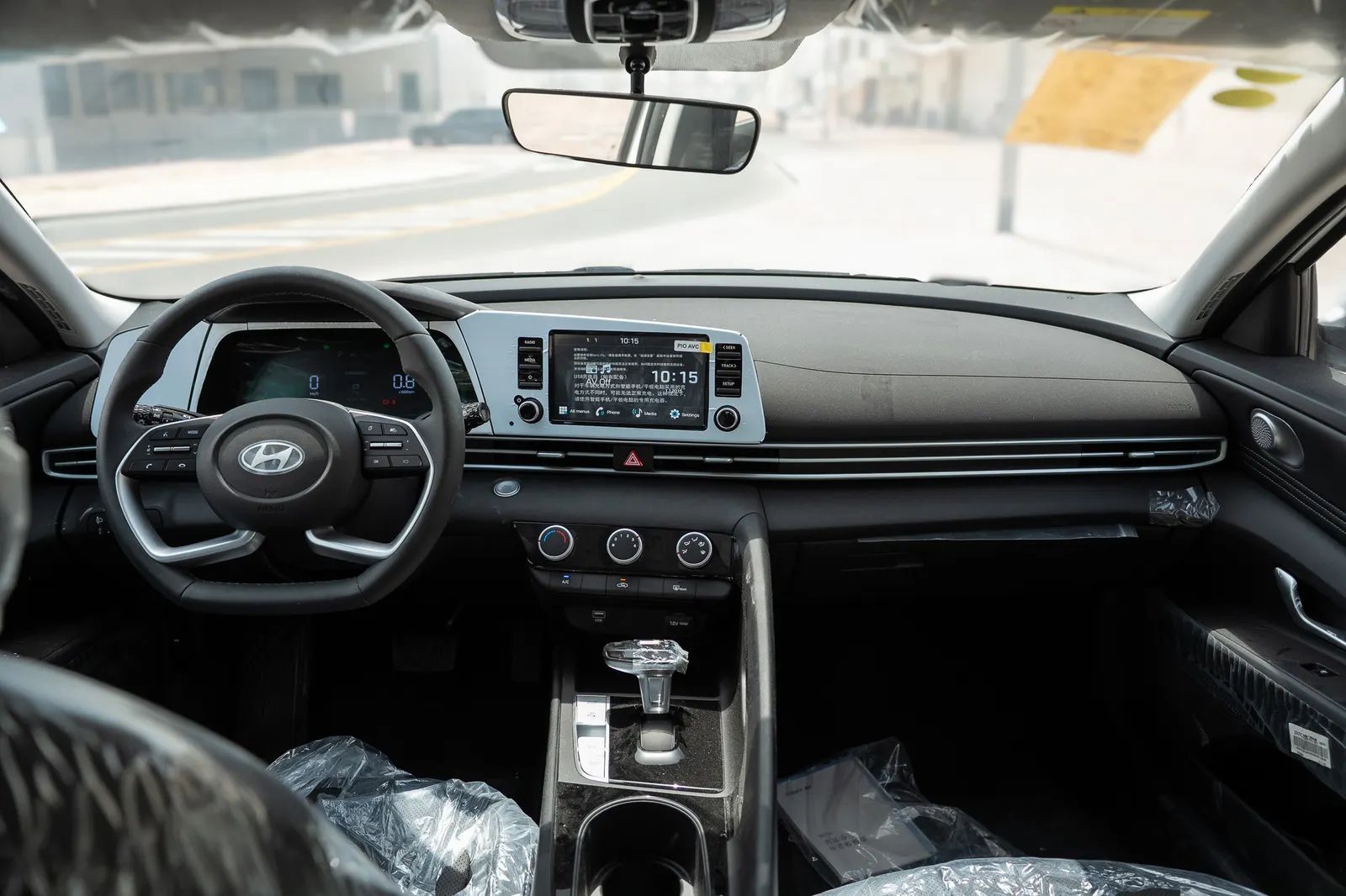 2025 Hyundai Elantra photo 2