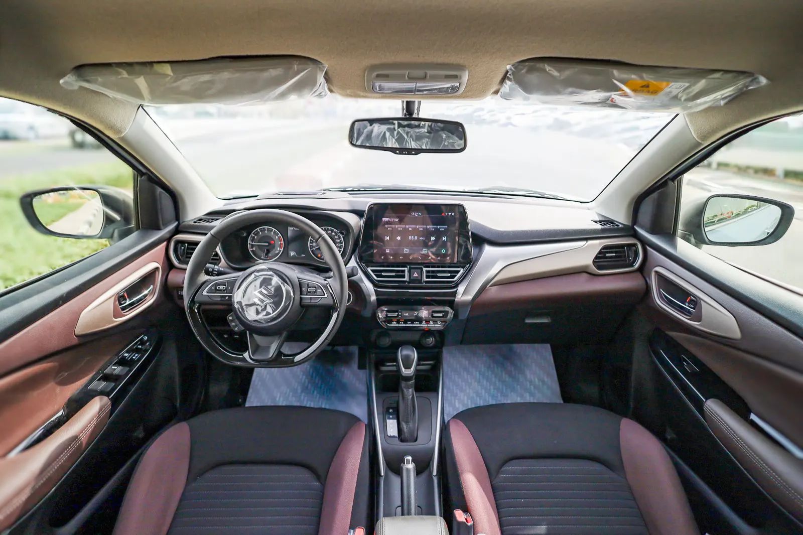 2025 Suzuki Fronx photo 2