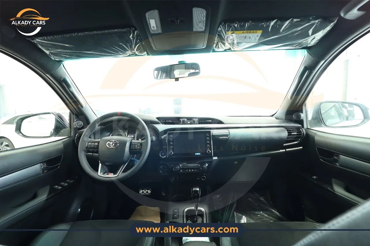 2024 Toyota Hilux photo 2