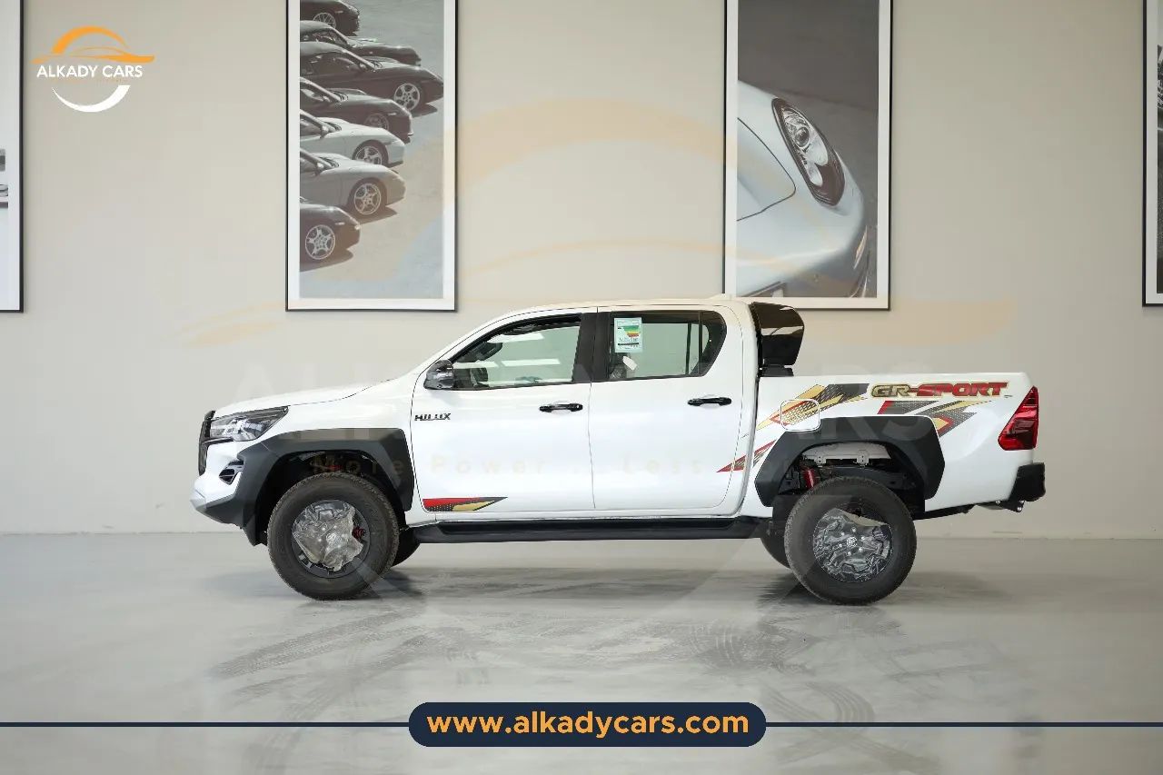 2024 Toyota Hilux photo 3