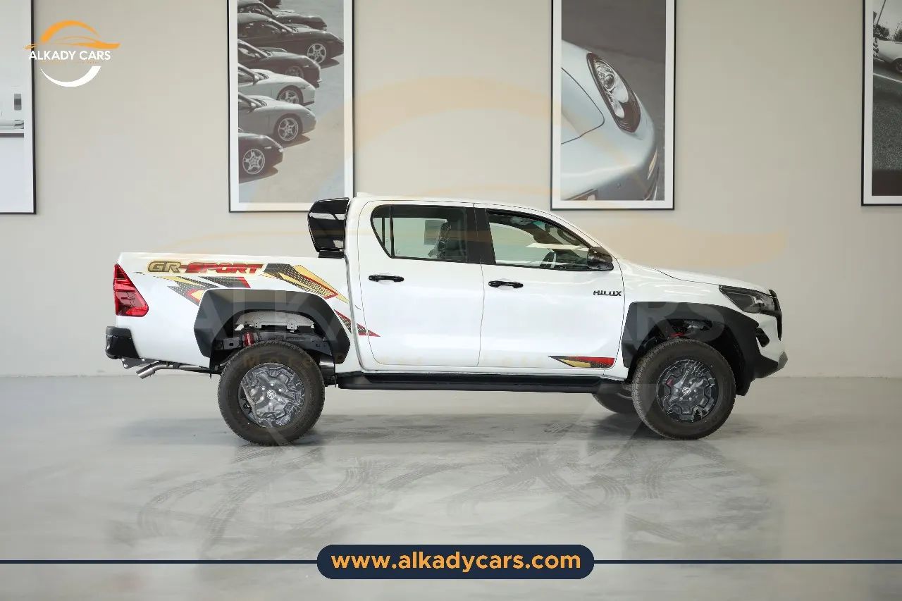 2024 Toyota Hilux photo 4