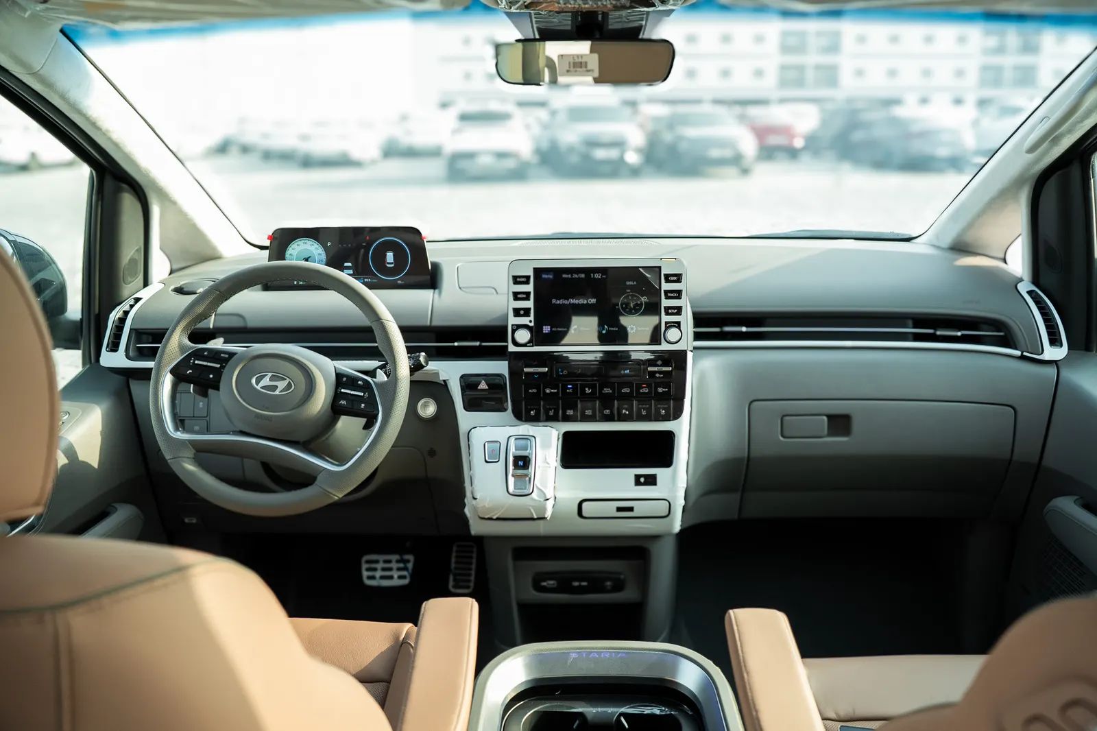 2026 Hyundai Staria photo 2