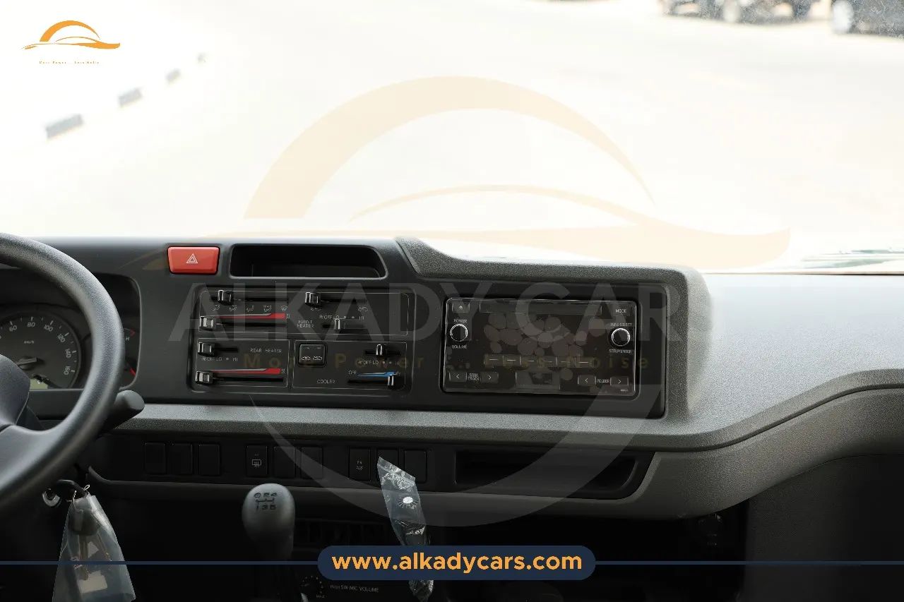 2024 Toyota Coaster photo 2