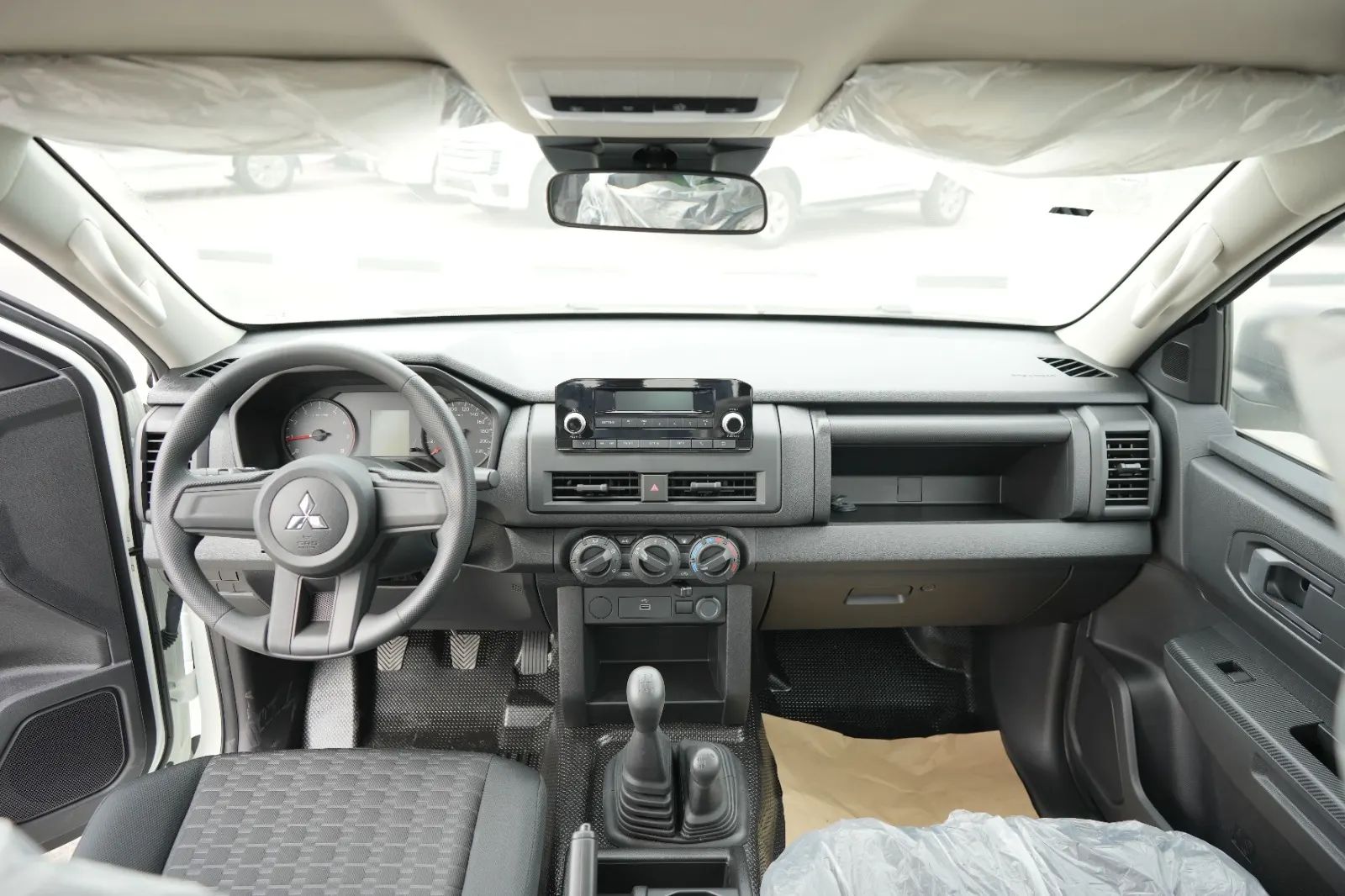 2025 Mitsubishi L200 photo 2