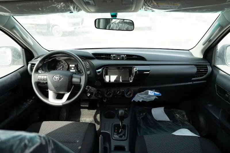 2025 Toyota Hilux photo 2