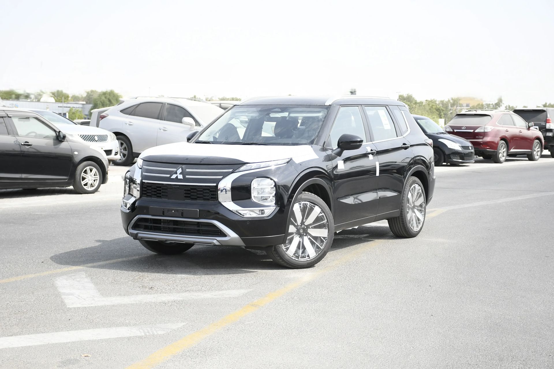 2026 Mitsubishi Outlander photo 2