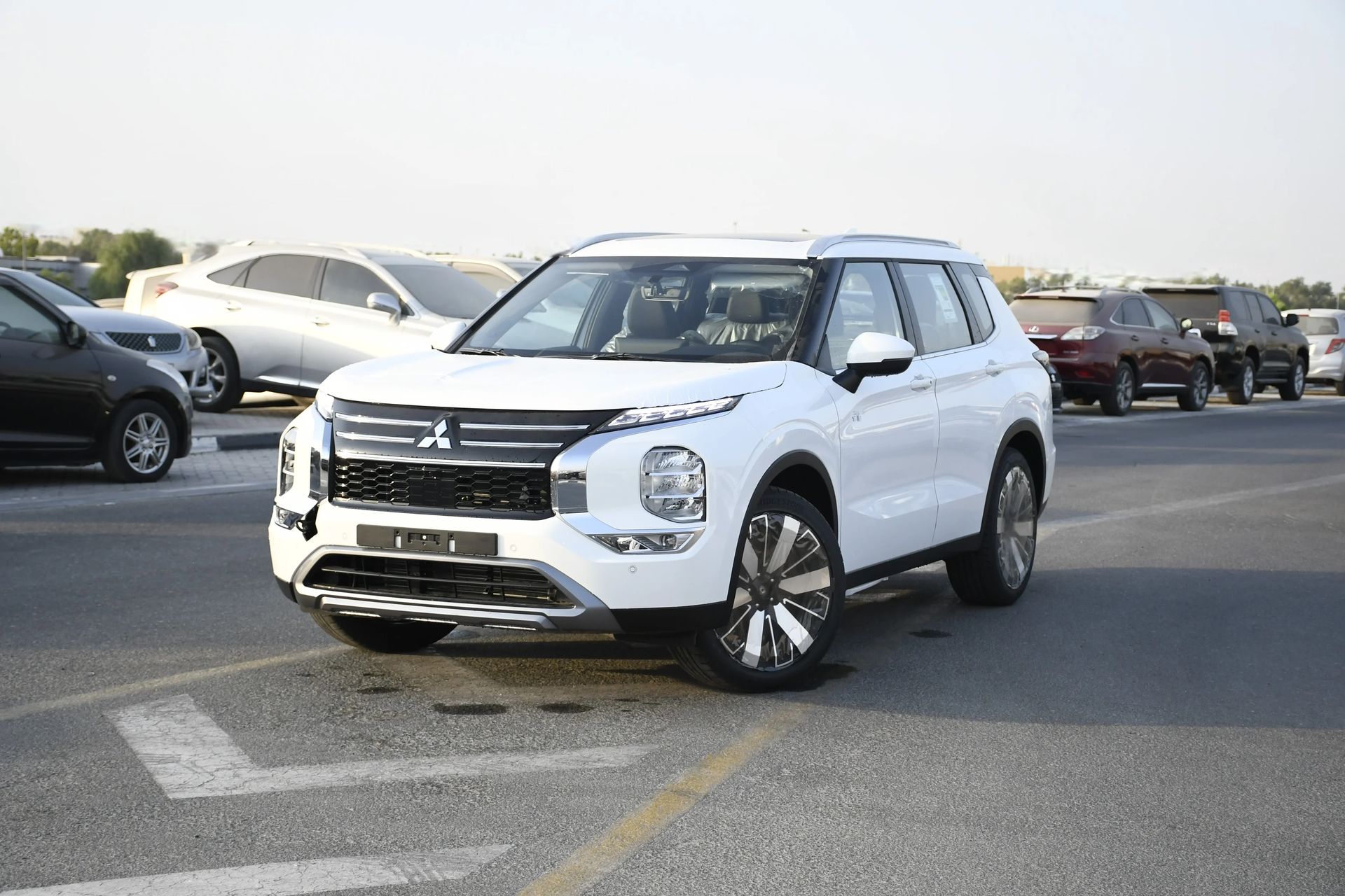 2026 Mitsubishi Outlander photo 2