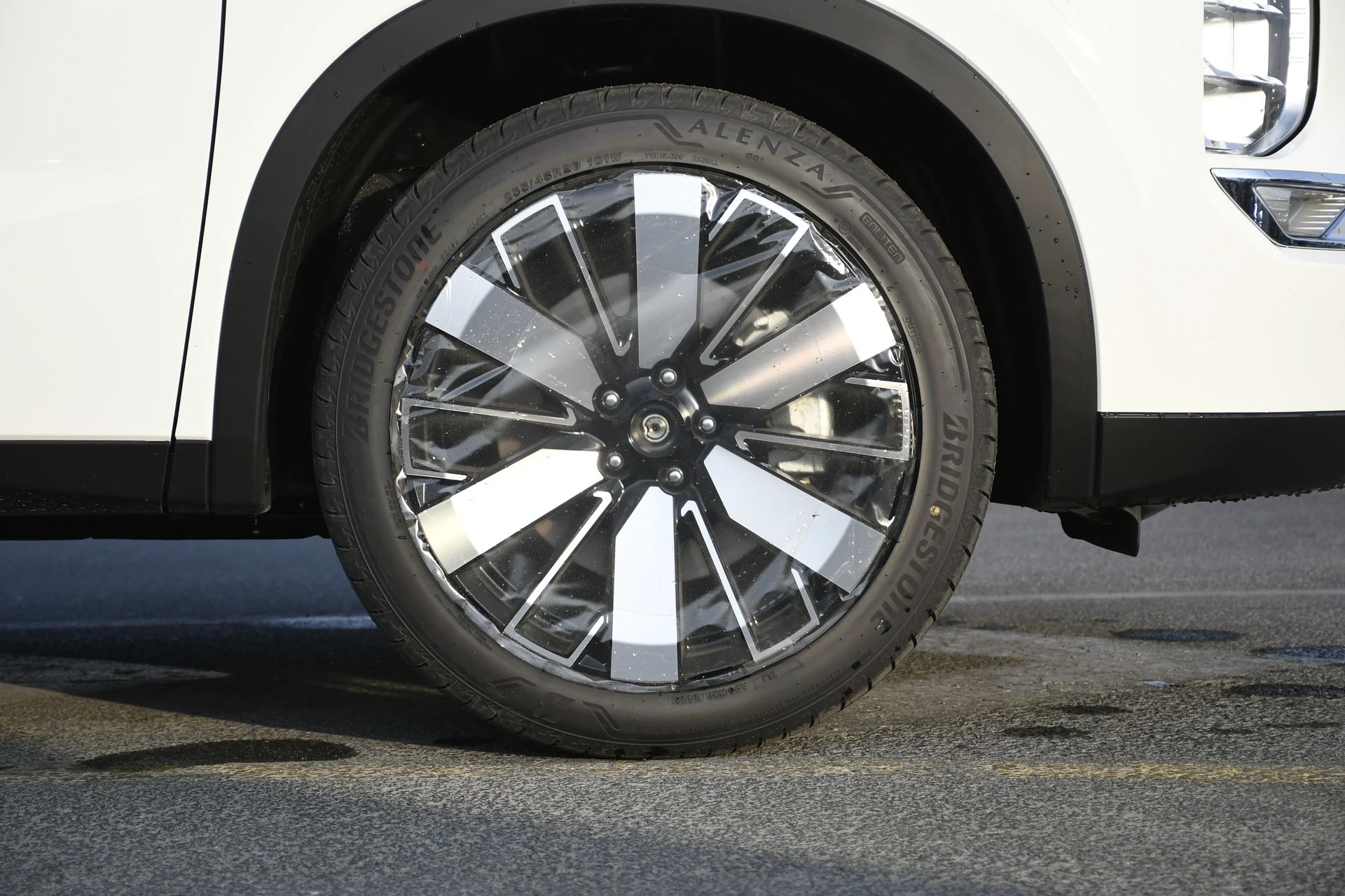2026 Mitsubishi Outlander photo 4