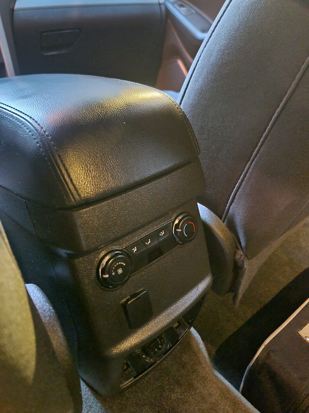 2013 Ford Explorer photo 3