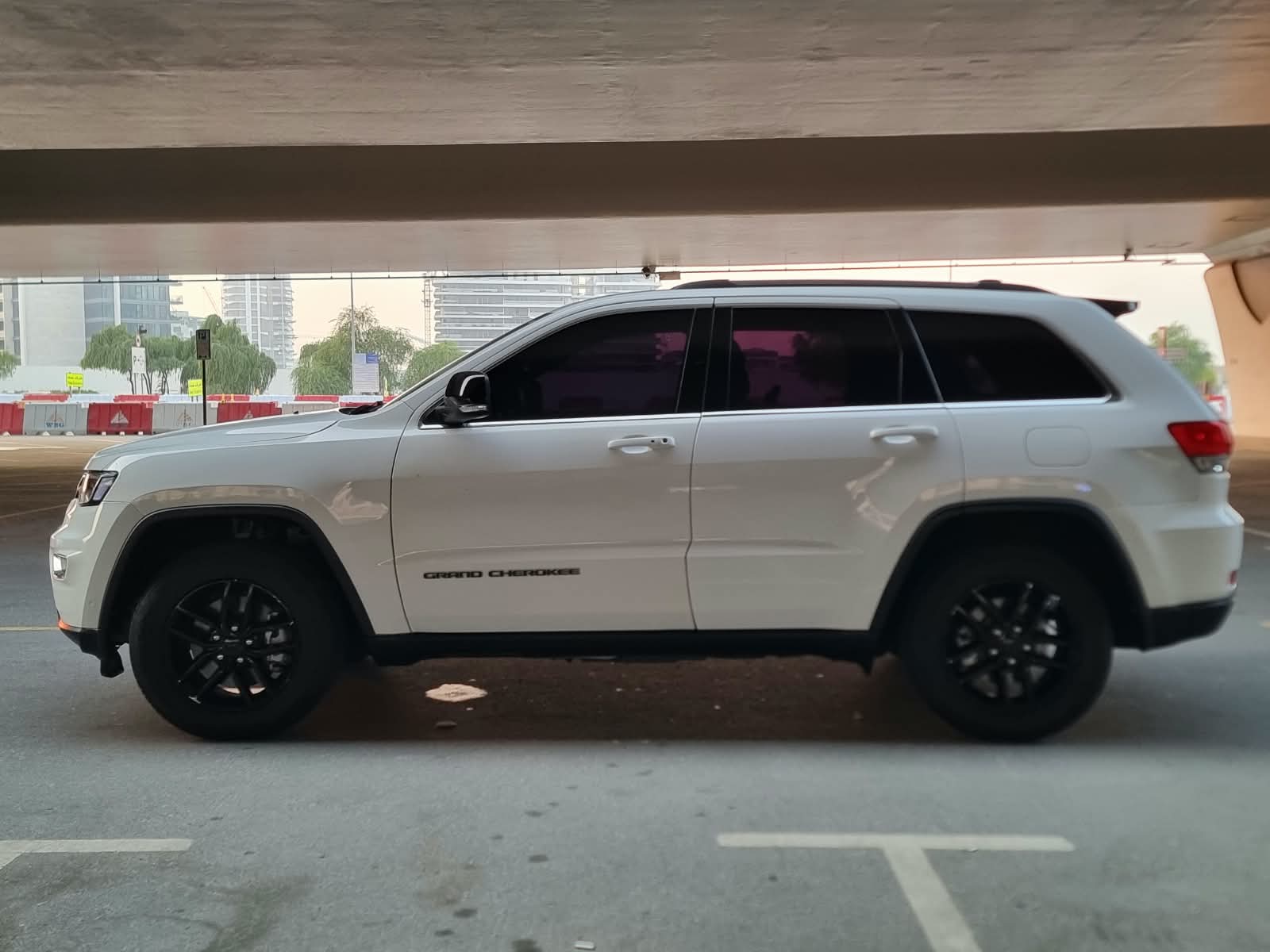 2017 Jeep Grand Cherokee photo 4